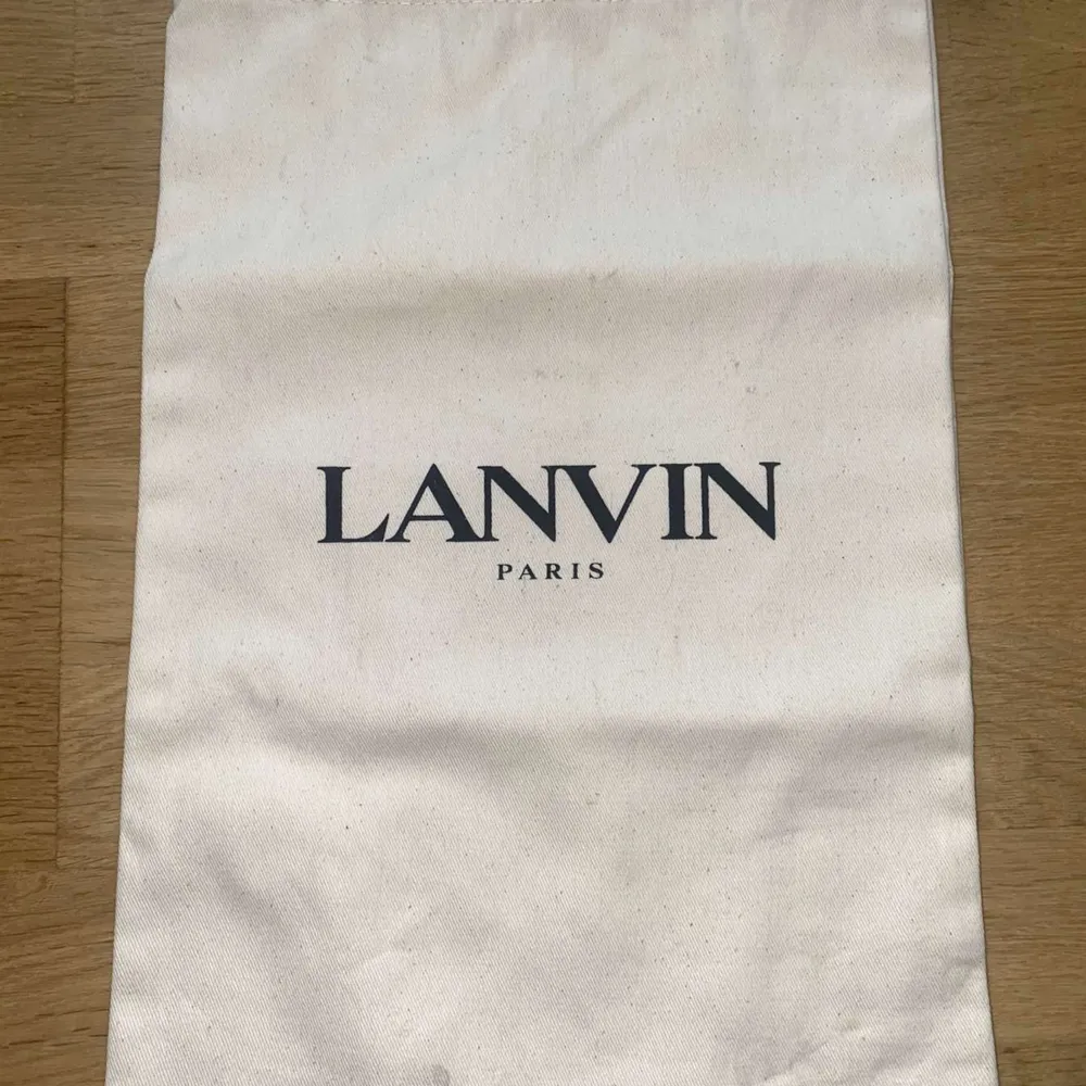 Säljer nu ett par Lanvin cap toes i skick 8/10. Kan självklart lösa fler bilder så tveka på att höra av dig vid frågor eller funderingar.  Kan går ner i pris vid snabb smidig affär.. Skor.