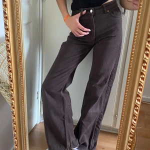 Bruna vida jeans - Bruna jeans från monki. Breda byxben, högmidjade. Storleken är 25/XS (se sista bild).