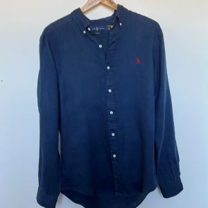 Ralph lauren linneskjorta - Säljer nu min Ralph lauren linneskjorta då den inte används längre. Den är i väldigt bra skick och har inga fläckar eller hål. Den är i storlek M. Pris kan diskuteras vid snabb och enkel affär.