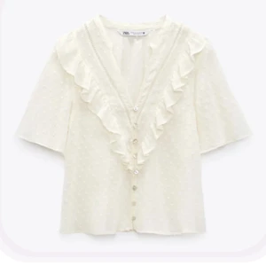 SÖKER - Jag söker denna tröja, skriv till mig om du skulle kunna sälja 💞