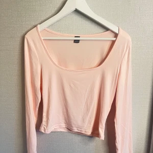 Rosa tröja  - Lite kortare i magen , jätte skönt material! Använd 1 gång. 