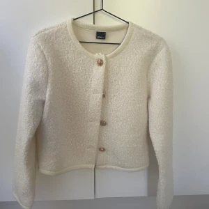 Kofta/jacka  - Säljer denna kräm vita kofta/jacka som aldrig kommit till användning. Har prislapp och extra knapp kvar. 