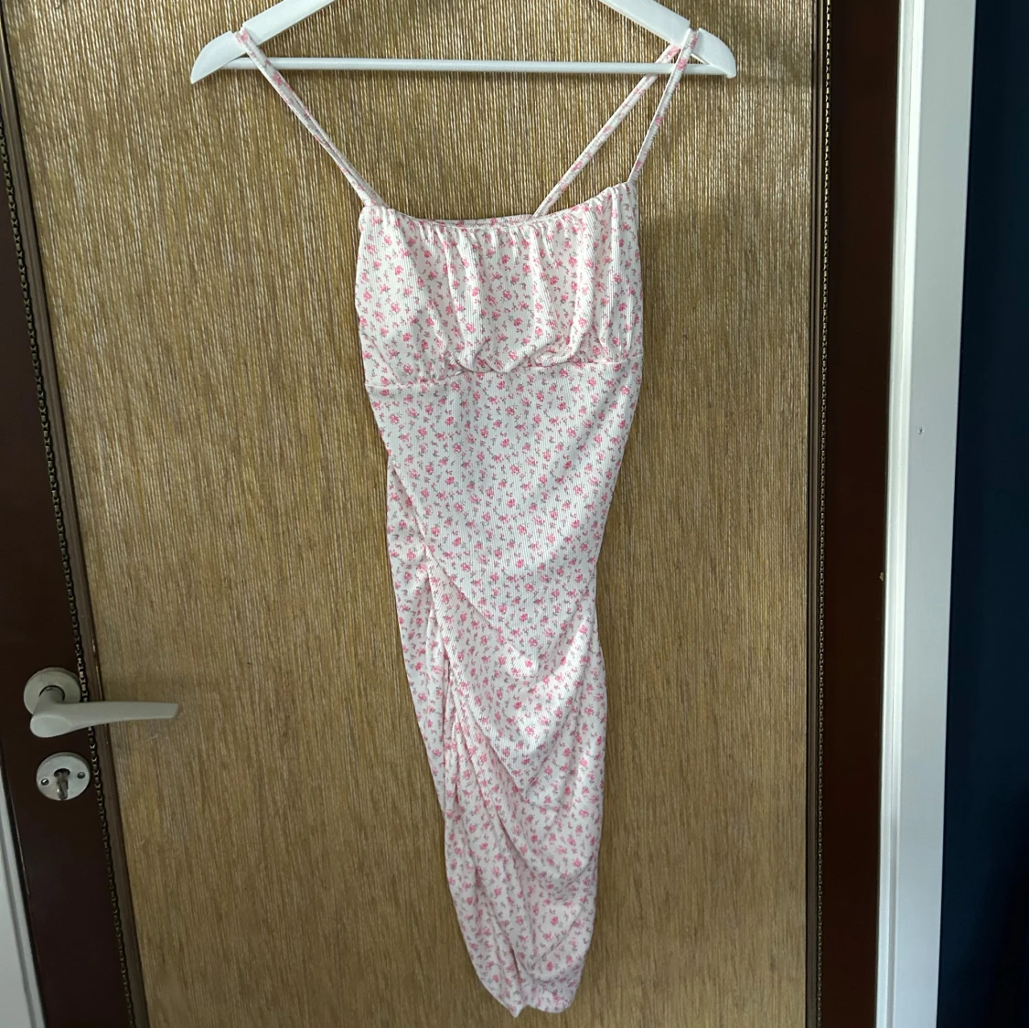 Blommig långklänning med smala axelband