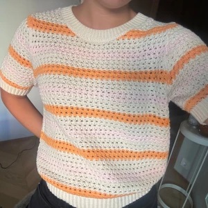 Orange/rosa/beige/vit randig stickad tröja - Superskön stockad kortärmad tröja. Inte använt mycket alls tyvärr men siperfin är den verkligen.