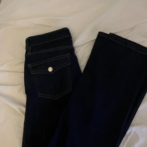 Jeans  - Helt nya med lappar på, storlek s, knappar på bakfickorna. Säljer då dom ej passar💕 nypris 400  