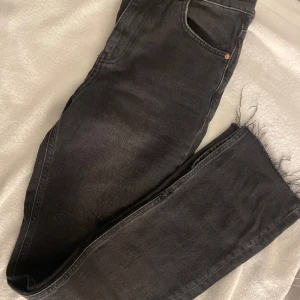 Svarta jeans från Perfect Jeans - Säljer ett par svarta jeans från Perfect Jeans i storlek 36 från Gina tricot, aldrig använda då de är fel storlek men de är ett par jätte fina jeans 