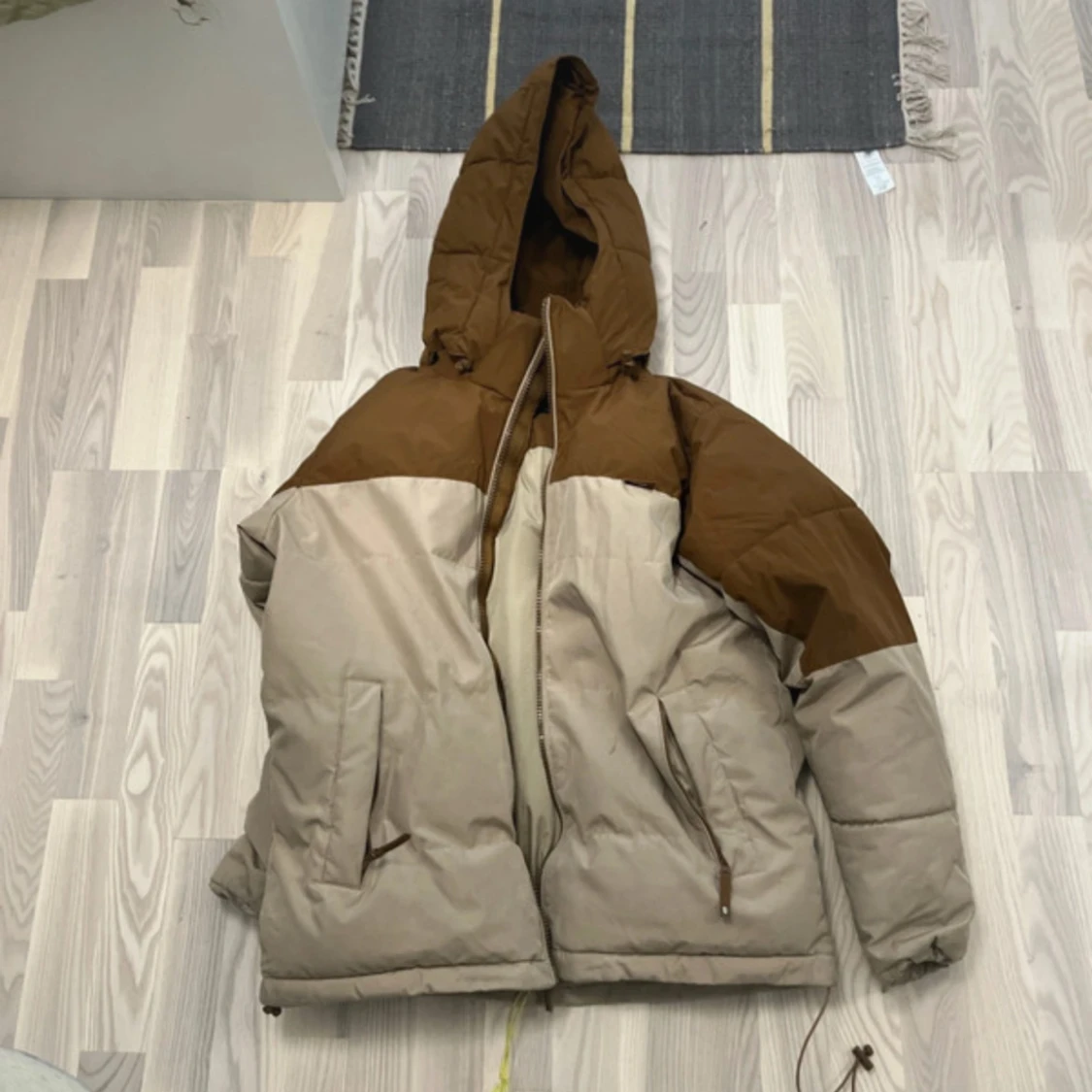 Beige och brun pufferjacka med huva