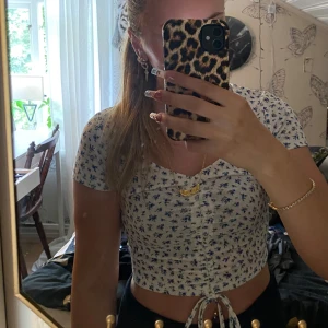 Blommig topp  - Super söt topp! Säljer pga att den är för liten