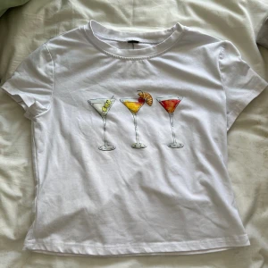 Cocktail t-shirt med tryck - Supersöt t-shirt med tryck som tyvärr inte kommit till användning. På gräns till magtröja, men funkar ändå. Stretchigt material 🧡