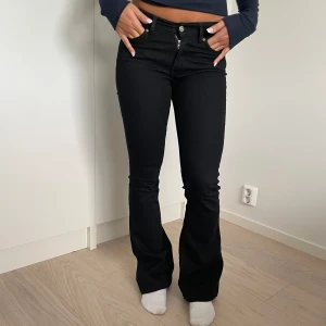 jeans - jätte fina lågmidjade jeans svarta!! använt dom några gånger och sitter perfekt vid midjan och långden❤️