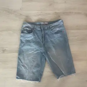 Ljusblåa jeansshorts med slitning nertill. Så gott som oanvända. Köpta i Spanien så storleken 40 motsvarar ungefär M