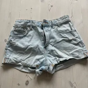 Snygga, korta jeansshorts från Pull&Bear. Använd fåtal gånger, inget slitage. Original pris 250