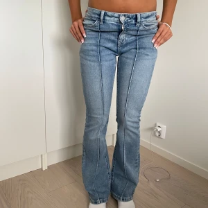 jeans - jötte fina och sköna jeans, har använt dom 2 gånger. Jätte sköna och stretchiga jeans med jätte fina mönster på framsidan och speciellt på baksidan på fickorna❤️