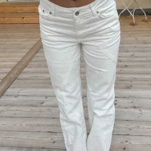 Vita lågmidjade jeans  - Lågmidjade jeans i fint skick med påsydda detaljer❤️storlek 32 men sitter bra på mig som annars har 34/36. Är 171 cm lång 