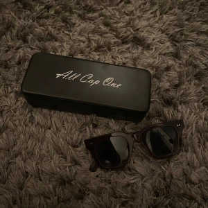 All cap one solglasögon - Ett par solglasögon från all cap one som inte används längre. Fortfarande i ett bra skick. 