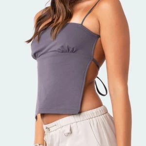 Backless top från Edikted - Jättesöt topp från edikted med öppen rygg. Har inte använts så mycket med är jättesöt på sommaren och är i jättebra skick. 