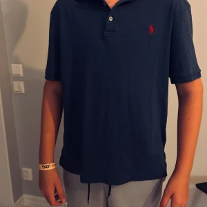 Polo Ralph Lauren Piké  - Säljer nu en fin Ralph Lauren Piké. Storlek M, passar även storlek S. Den är i Mycket bra skick, men har tecken pa anändning innanför kragen. Hör av er vid funderingar!