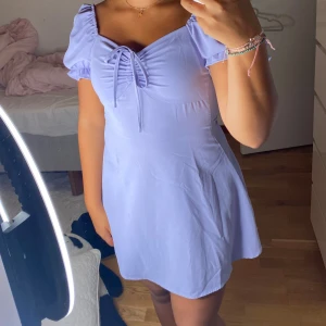 Jätte fin klänning 😍 -  Här är min älskade klänning i storlek XS/S som är är jätte fin 😍Jag älskar denna klänningen så mycket men den har tyvärr legat i garderoben och aldrig kommit till andvändning därför säljer jag den. Perfekt och luftigt material perfekt till semester!