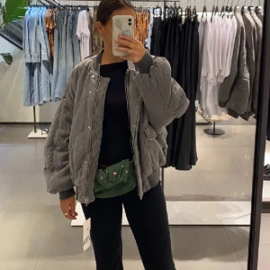 Zara bomberjacka  - Helt oanvänd och köpt för 800