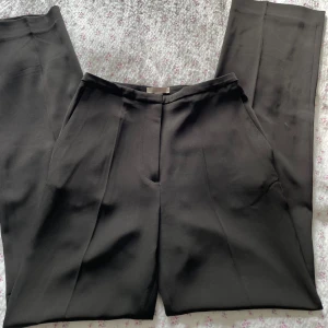 Kostymbyxor - Tunna kostymbyxor från h&m som jag aldrig har använt - bara provat. De är nu för små för mig tyvärr. Skulle säga att de är mid/highwaisted och sann i storleken!