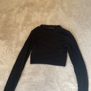 Kort långärmad tröja 💕 - Säljer denna kort långärmad tröja från Zara❤️ säljer pga kommer inte till användning 🪩 braskick och i storleken Small