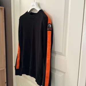 Parajumpers tröja - Skick: 7-8/10 Storlek: Medium, barnstorlek, Ca 170. Nypris: Ca 1500kr Inte mycket använd, endast några få gånger. Mitt pris: 550kr  