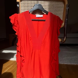 Röd topp - En superhärlig topp som tyvärr är för stor för mig :(