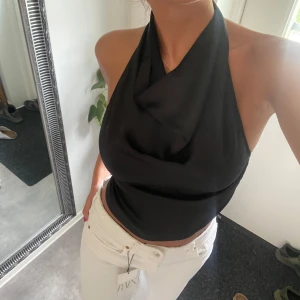 Halterneck topp - Säljer en satin halterneck topp från nakd. 