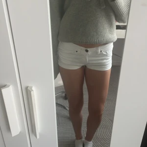 Lowaist/Midwaist shorts - vita shorts vet inte om de är lowwaist eller midwaist det beror på vad man anser. pris kan diskuteras och skriv om ni har några frågor🫶🏼shortsen är inte så nya och använda max 5 gånger❤️
