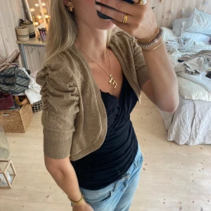 Bolero  - SUPERSNYGG kofta!! Den är lite glittrig❣️❣️