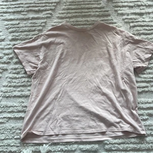 Rosa T-shirt  - Jättefin rosa T-shirt från hm använd sparsamt kontakta vid frågor💓