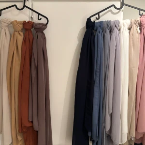 11 chiffong hijab  - Helt nya, säljs i paket ej separat. Färger: olika blå, olivgrön, rosa, beige vit osv. 