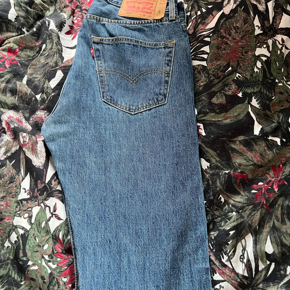 Levis jeans i storlek W32L30 modell 501. Jeans & Byxor.