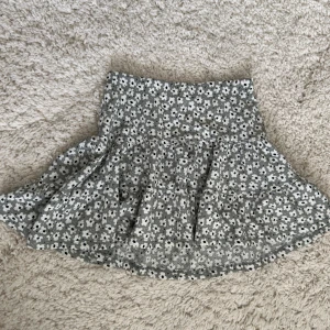 Grön blommig kjol🍸💝 xxs-xs - gullig kjol som är i jätte bra skick och har inga defekter💓säljer då den är lite för tight u midjan för mig💝 skriv gärna om några frågor 💝