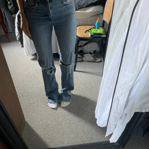 Raka jeans med slits - Raka jeans med slits och hål Långa, ligger snyggt över skon Storlek 34 Märke Pull & Bear