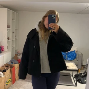 Svart kappa - Säljer en snygg svart kappa som är perfekt för höst och vinter. Den är i storlek dam M och har en klassisk design med knappar framtill. Jackan är långärmad och har en normal passform. Den är i nyskick och passar bra till både vardag och uppklädand. hör av er vid intresse eller frågor🥰💕