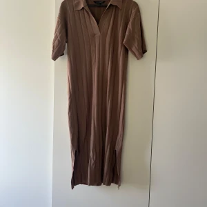 Stickad avslappnad klänning  - Skön klänning från Kappahl i stickat material. Midilängd och passar dig som har S i storlek då den är lite oversized.  Nypris 499kr