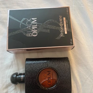 Ysl Black Opium parfym - Ungefär 3/4 kvar, 90 ml ursprungligen säljs då den inte används mer💗