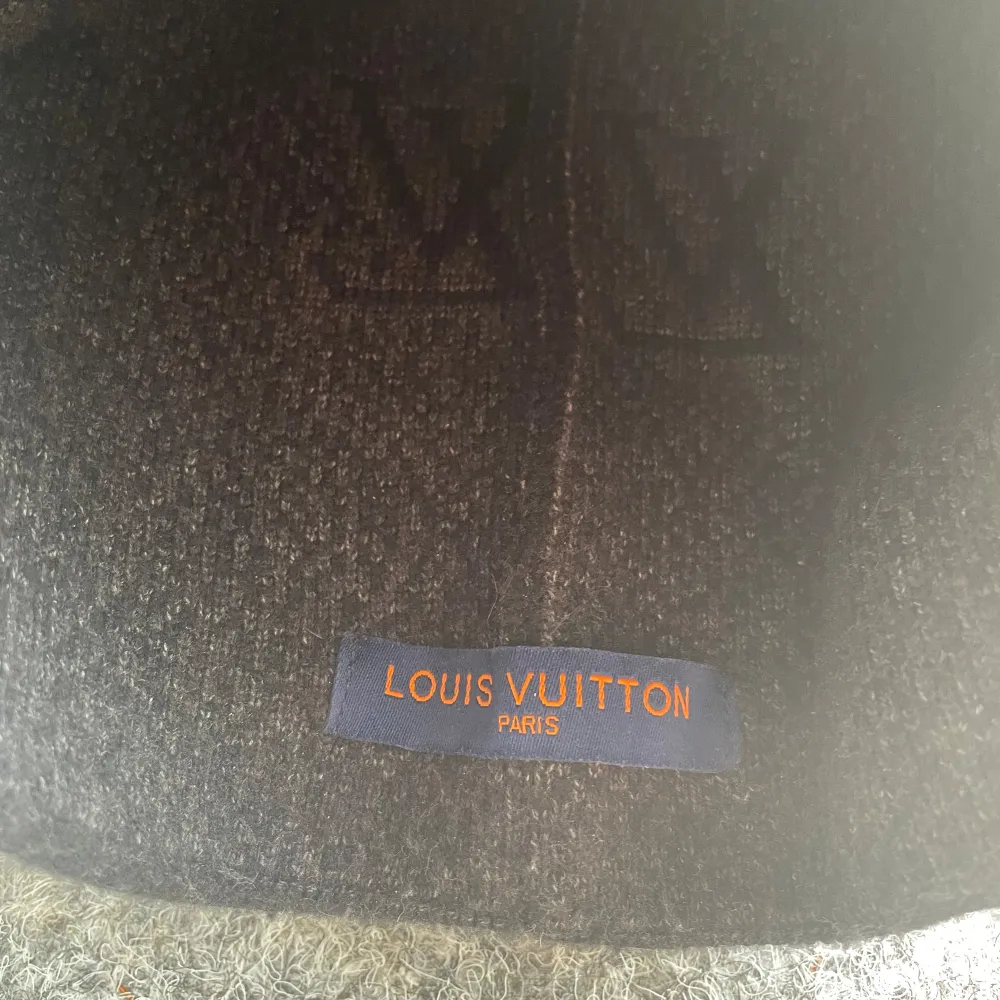 Louis Vuitton Mössa | Utmärkt skick | Tyvärr ingen box till | Fraktas spårbart via postnord eller instabox | Skriv vid frågor!😊. Accessoarer.