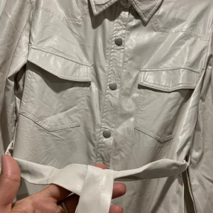 Snygg dam läder jacka  - Ny utan prislapp dam läder jacka från NA-KD i storlek 34