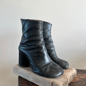 Maison margiela Tabi boots  - Säljer mina älskade Tabi boots från Maison Martin Margiela i strl 39,5 (passar även mig som oftast har 38)   Kan behöva lite extra kärlek vid sulorna, (se bild) 