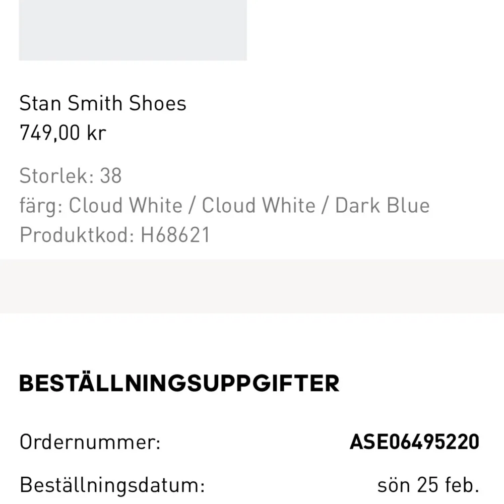 Stan Smith ungdomsskor i vit med marinblå detaljer i storlek 38. Fint skick, köpta i februari 2024. Säljer pga lite för små för mig. Nytvättade.   Jag kan mötas upp i Stockholm :). Skor.