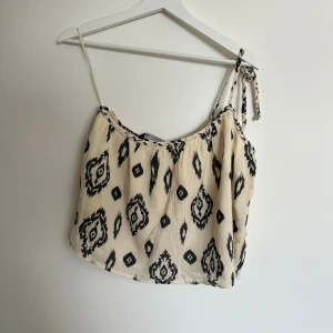 One shoulder linne - Fint linne, användning till många områden. Slutsålt för det mesta på hemsidan. Bra skick.