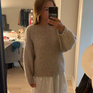 Beige stickad tröja  - eige stickad tröja jätte söt tror den är gjord av en privatperson eftersom den inte har något märke och jag köpte den second hand. Super fin pytte lite stickig men om man inte är känslig mot det så tänker man inte på det vid användning.