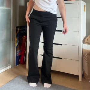Bootcut kostymbyxor  - Jättefina Bootcut kostymbyxor, lite slitna längst ner men inget som märks!🫶🏻
