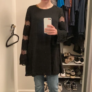 Svart klänning  - Vintage Smått sönderslitna ärmar se två sits bilderna Står ej storlek men förmodligen storlek S  