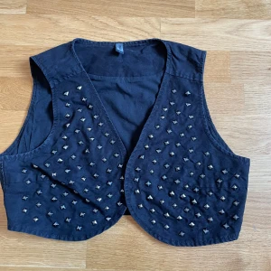 Väst med nitar - supersnygg väst med ”nitar” på! Inte min stil längre men så snygg! Det har suttit en liten krok på den som har gått av (se bilderna) men det syns inte alls 