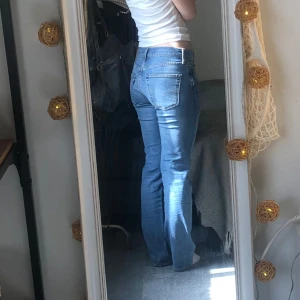 Jeans Levi’s - Ett par bootcut jeans från Levi’s med lite stretch men inte så mycket, midjemåttet är ungefär 80cm🌷