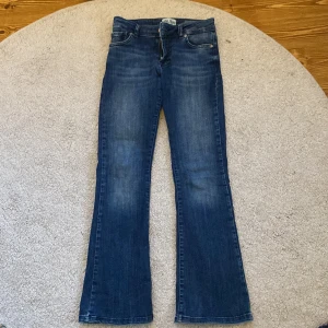 Cars jeans, bootcut low waist jeans - Snygga jeans från cars jeans säljer pga att de är lite små för mig! Like oklar på storleken men de går hela vägen ner på mig som är 160cm
