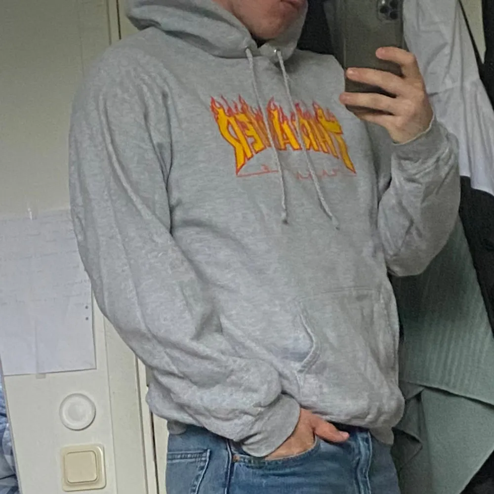 Snygg grå trasher hoodie som inte fått någon användning . Hoodies.